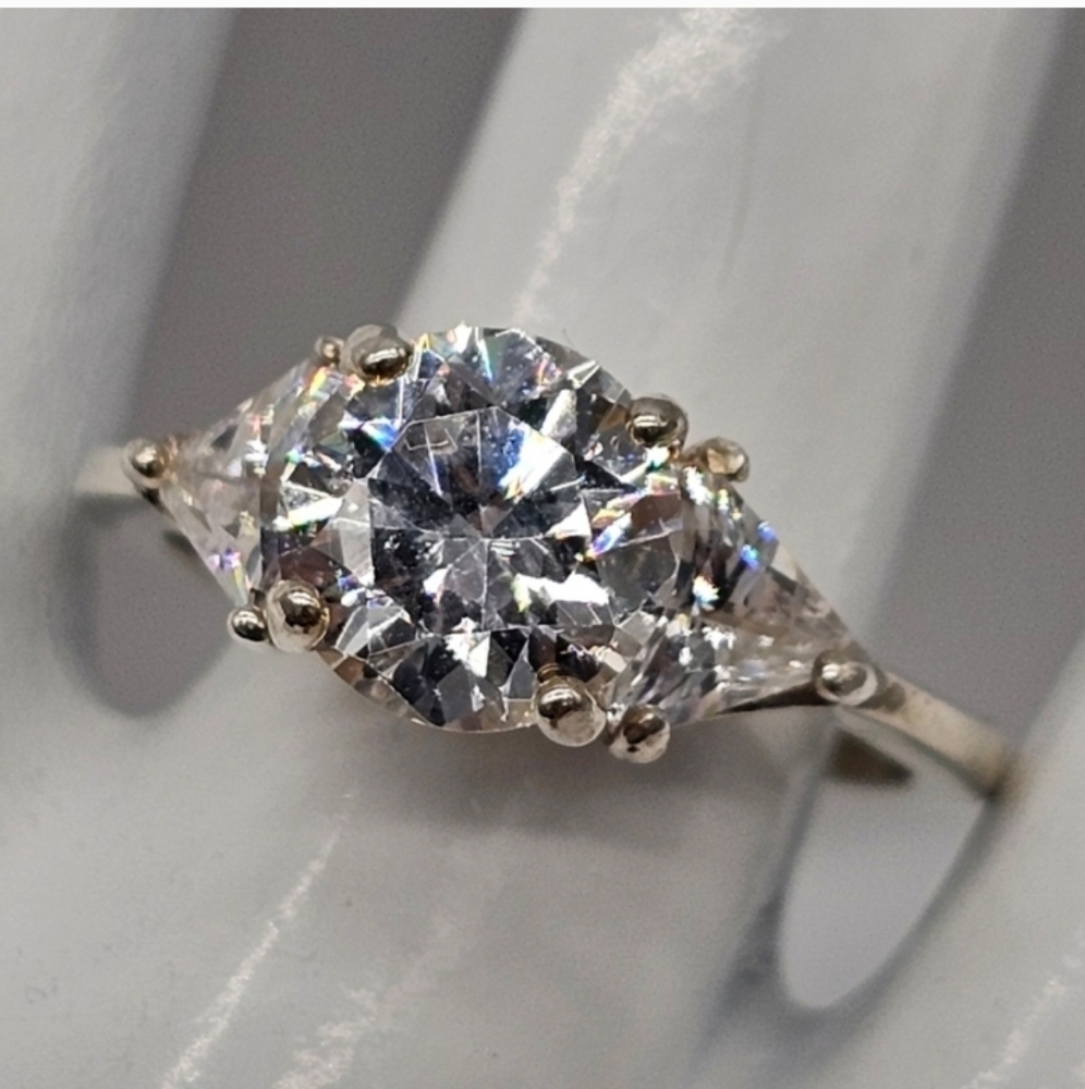 Avon Sterling Silver an CZ cluster Ring. Such colors !! 7